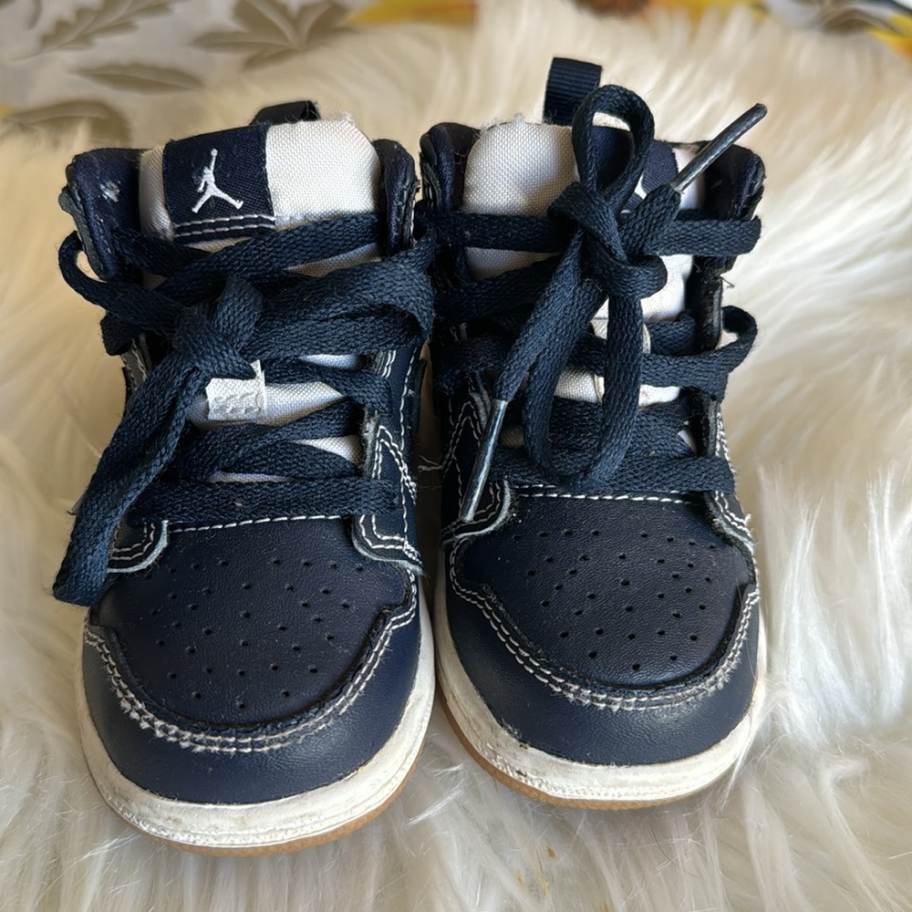 Sneakers color blue size 5